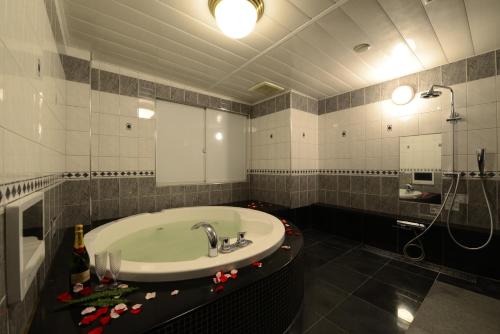 BandoHotel S-CUBE (Adult Only)的浴室配有盥洗盆和浴缸。