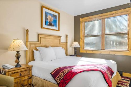 特柳赖德Blue Collar Boutique: Affordable Adventure的卧室设有一张白色大床和一扇窗户。