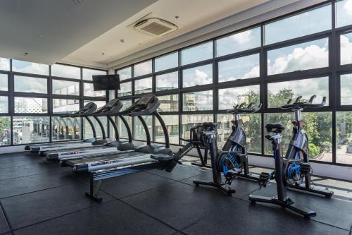 巴科洛德Stonehill Suites的一间健身房,里面设有几台跑步机,房间设有窗户