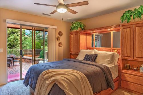 塞多纳PRIME Uptown Location- Mountain View- Kid Friendly - Sleeps 10的一间卧室设有一张床和一个滑动玻璃门