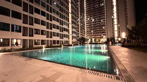 雪邦Klia Horizon Suite Kota Warisan的一座游泳池,在晚上在建筑物前