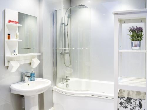 MayboleDairy Cottage - Uk39522的带淋浴和盥洗盆的白色浴室