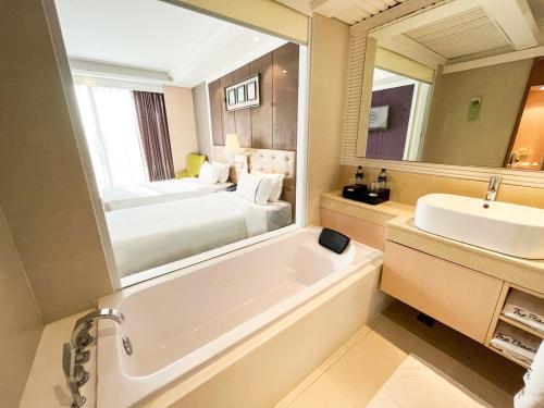 曼谷曼谷市集酒店的带浴缸、水槽和床的浴室