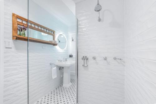 史丹霍普Diamondvale Estate Stanthorpe的白色的浴室设有水槽和淋浴。