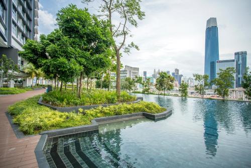 吉隆坡Continew Residence KL CoBNB的城市中一条有高楼房的河流