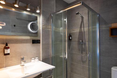 邦多勒基拉戈酒店的带淋浴和盥洗盆的浴室
