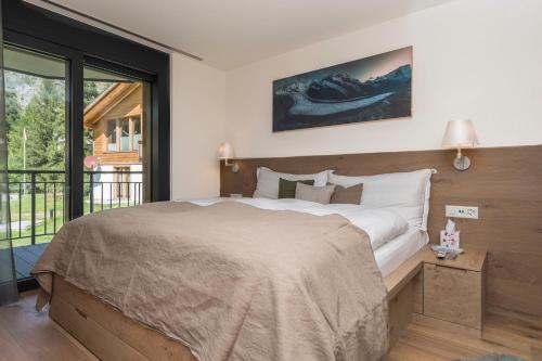 采尔马特Apartment in Chalet Pizzo Fiamma的一间卧室设有一张大床和一个大窗户