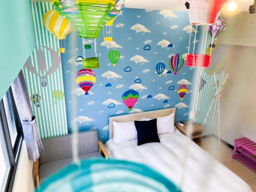 台中市一中小窩馨的一间卧室配有一张带气球和云的床