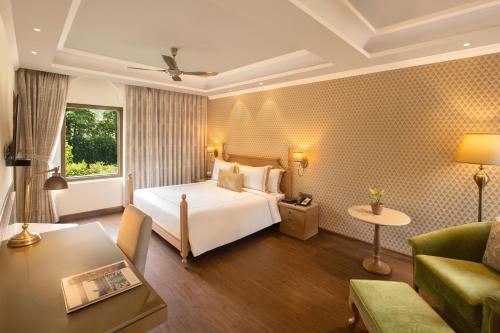 古尔冈民俗文化村度假酒店及马纳萨-古尔冈Spa的酒店客房,配有床和沙发
