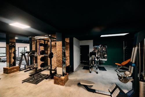 布拉日Liziera Blaj的一间健身房,里面装有重量器械