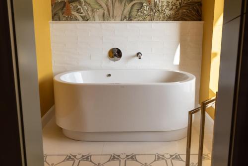 维多利亚The Carob Tree的浴室内设有一个白色浴缸