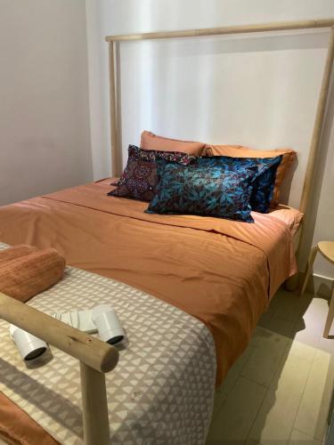 BijiloSilafando apartment - ecofriendly oceanview的卧室内的一张带枕头的床
