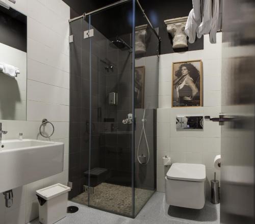 塞维利亚塞维利亚瑞充尔阿拉米达旅馆的带淋浴、卫生间和盥洗盆的浴室