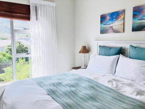 贝蒂湾Silverdunes - Seaview的白色的卧室设有床和窗户