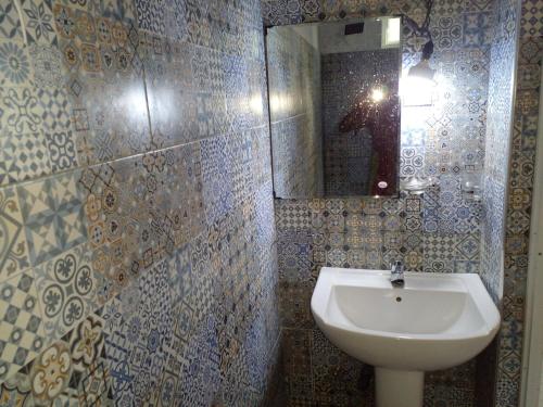 高尔Galle City Nest的一间带水槽和镜子的浴室