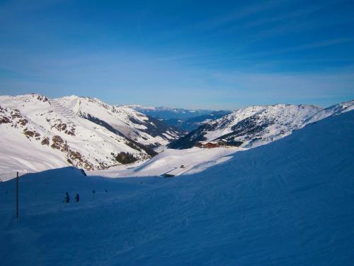 菲根贝格Panorama Lodge Hochfügen的一群人沿着雪覆盖的山滑雪