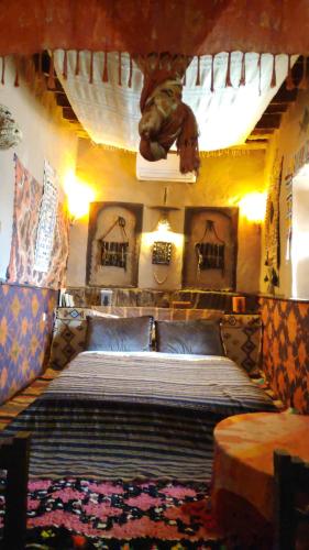 阿格兹Kasbah Maktob Tamnougalt的一间卧室,卧室内配有一张大床