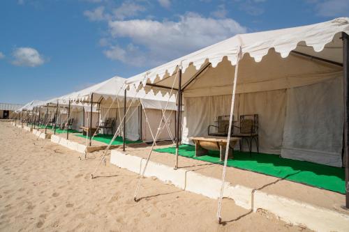 斋沙默尔Bhati Desert Camp Sam的沙滩上的一排帐篷
