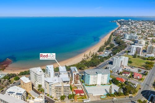 雷德克利夫Redvue Holiday Apartments的享有海滩和海洋的空中景致