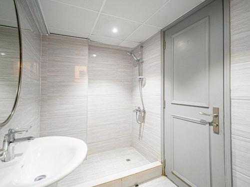 迪拜Soft touch & Spacious 2 Bed next to Metro的白色的浴室设有水槽和淋浴。