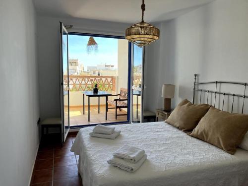 拉伊斯莱塔德尔摩洛Isleta 5的一间卧室设有一张床,享有阳台的景色