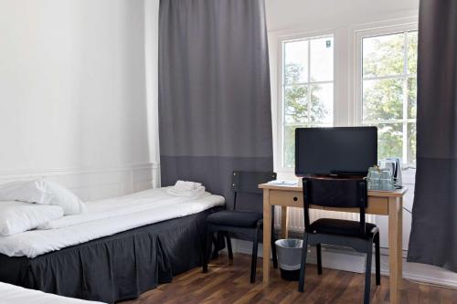 埃斯基尔斯蒂纳贝斯特韦斯特维斯塔运动酒店的客房设有书桌、床和电脑