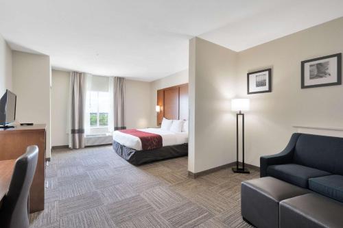 阿比林阿比林大学康福特套房酒店的酒店客房,配有床和沙发
