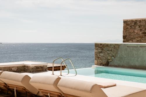 圣爱奥尼斯米科诺斯Casa Del Mar - Small Luxury Hotels of the World的海景游泳池