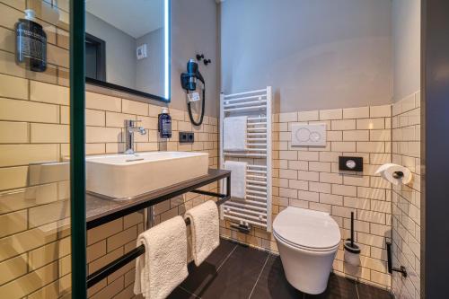 乌尔姆NYCE Hotel Ulm的浴室配有白色水槽和卫生间。