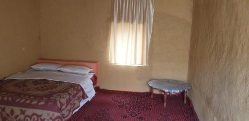 梅尔祖卡Auberge Camping La Khaima的一间小卧室,配有床和窗户