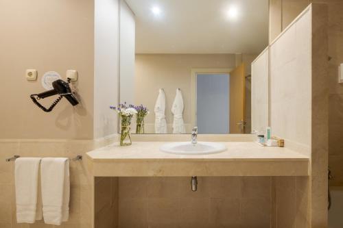 福恩吉罗拉福恩吉罗拉康福特尔酒店的一间带水槽和镜子的浴室