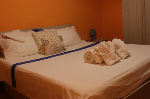 维泰博casa medioevo的一张带毛巾和枕头的床