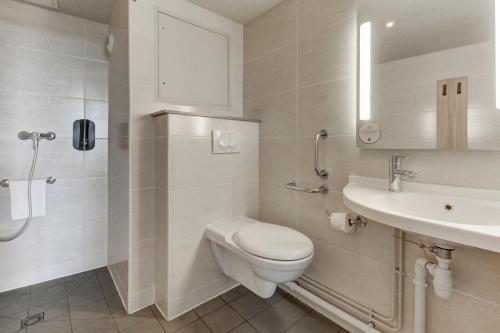 马赛B&B HOTEL Marseille Prado Vélodrome的白色的浴室设有卫生间和水槽。