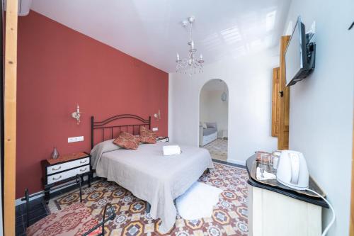 伊斯纳哈尔Villa Moana的一间卧室设有一张床和红色的墙壁