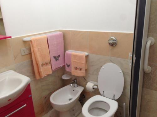 库斯托纳奇CASA CON VERANDE SUL MARE a 2 MINUTI A PIEDI DALLA SPIAGGIA的浴室配有卫生间、水槽和毛巾。