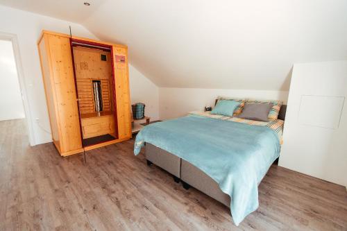 门奇斯Sunny Oak Estate的一间卧室配有一张床,铺有木地板