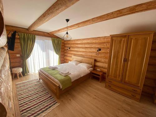 博尔沙Cabana 9的一间卧室设有一张床和木墙
