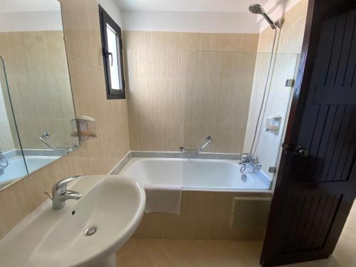 卡萨布兰卡蓝色海岸酒店 的浴室配有盥洗盆和浴缸。