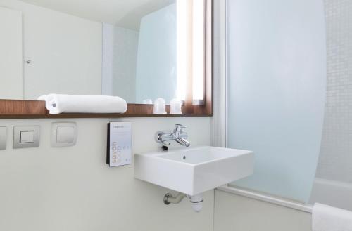 里尔里尔南基钟楼酒店 - CHR的一间带水槽和镜子的浴室