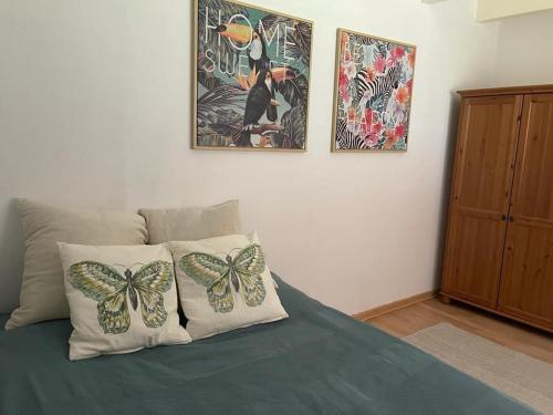 卡斯特尔德费尔斯Villa Bella的一间卧室配有一张带两个蝴蝶枕头的床