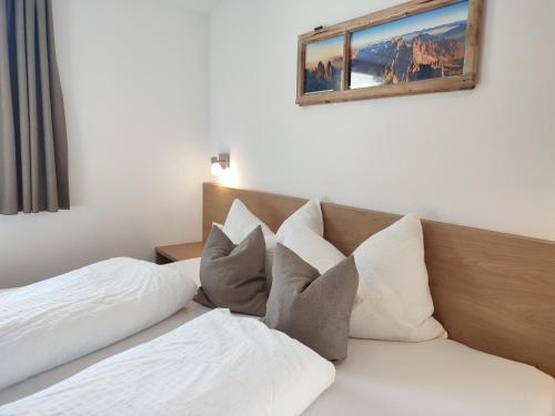 圣洛伦佐-迪塞巴托Pramstaller Apartments的酒店客房设有两张床和一面墙上的镜子