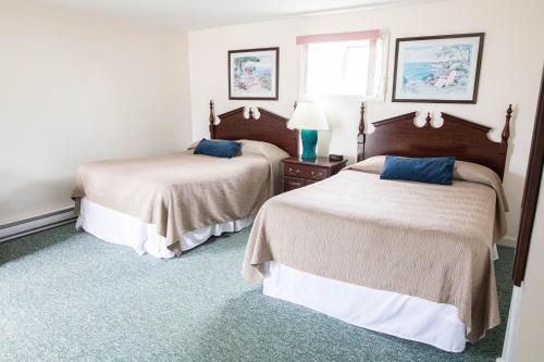 威尔斯The Garrison的酒店客房设有两张床和窗户。