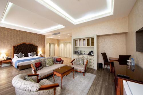 巴库蓝宝石旅馆酒店的酒店客房设有床和客厅。