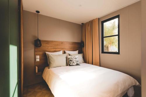 锡河边的圣奥班Camping VITAMIN DIEPPE的卧室配有一张大白色床和窗户