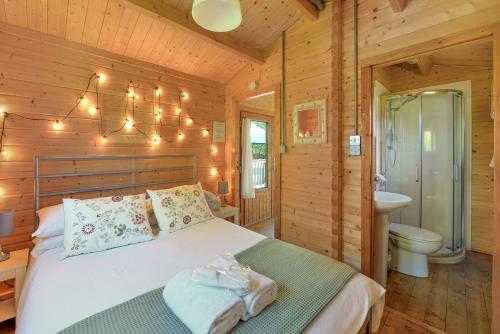 梅德斯通The Cabin with Hot Tub的小木屋内一间卧室,配有一张床