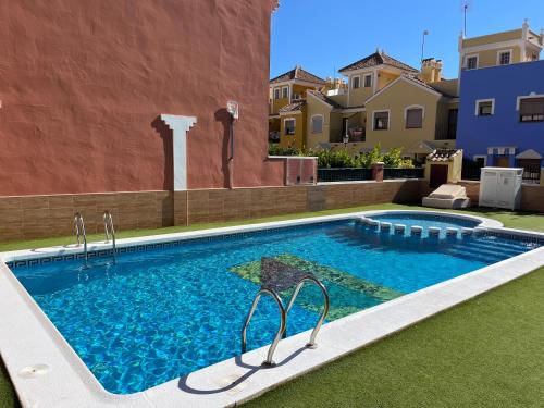 RodaCasa Rodasa - 2 bedrooms, roof terrace, Airco, Front-terrace, Back-Patio, communal pool, etc的一座房子后院的游泳池