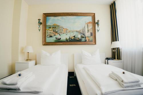 杜塞尔多夫老城圣乔治酒店的墙上画画的房间里设有两张床