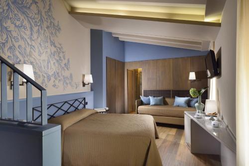 蒂塔诺套房酒店客房内的一张或多张床位