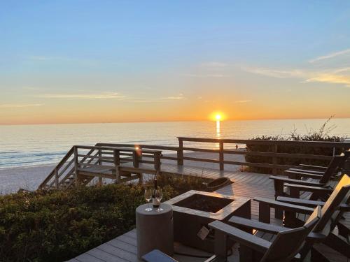 因莱特海滩Nifty Shades Of Gray Home的海洋上的日落,配有椅子和桌子