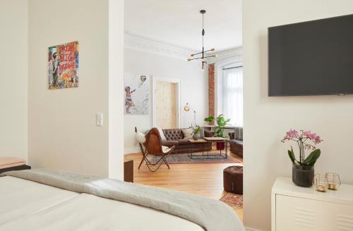 汉堡Aparthotel alsterSuite的一间卧室设有一张床和一间客厅。
